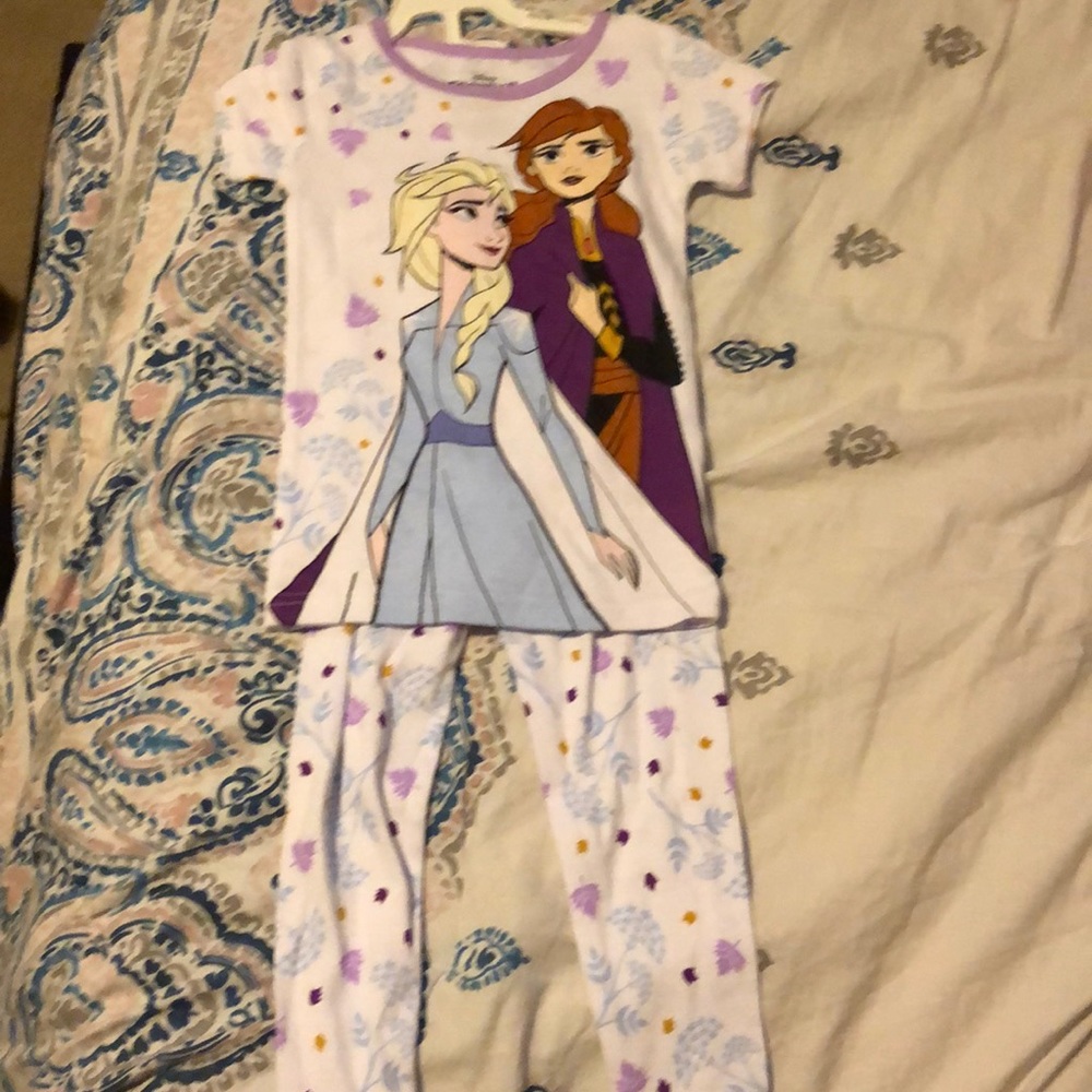 Frozen 2 pajama set Cute never used